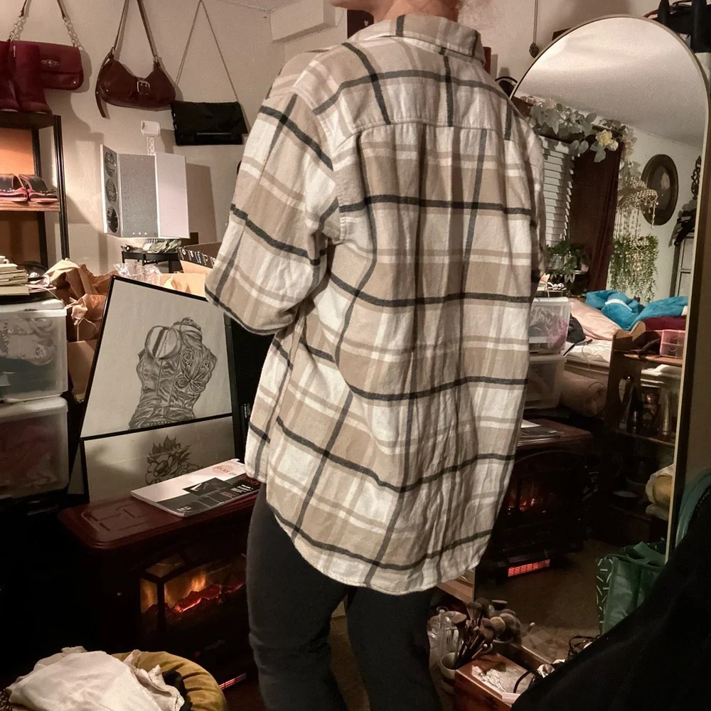 American Eagle Beige and Black Plaid Button-Up Flannel Shirt - Picture 4 of 7